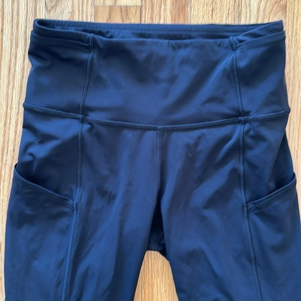 Lululemon 4 Fast Free Crop Nulux 19” black crops great pre owned reflector strip